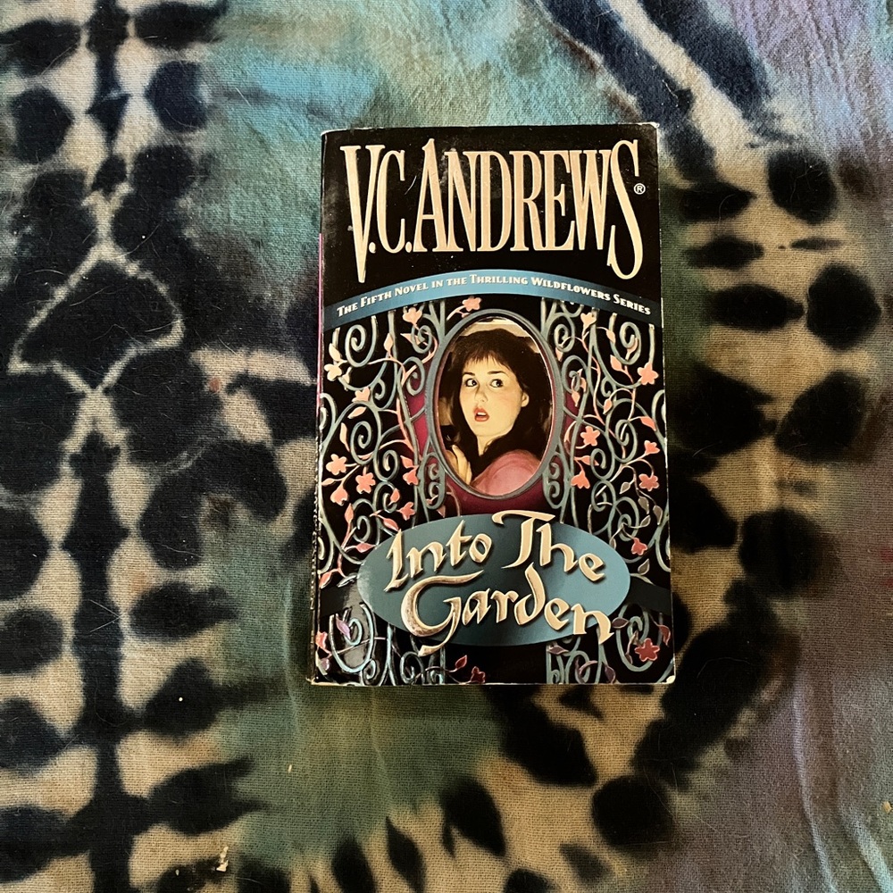 V.C. Andrews Into the Garden Paperback. Non-Smoking Home